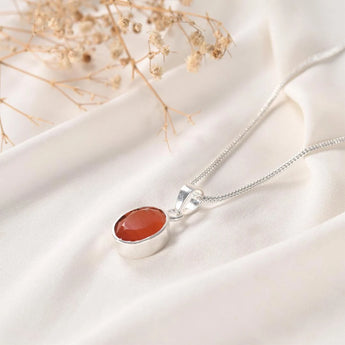 Carnelian pendant Classic bezel setting side profile