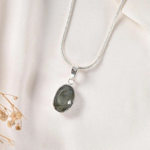 Labradorite Pendant – Transformation & Intuition – World of Oorja