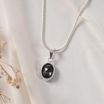 Sulemani Hakik pendant Classic setting — faceted stone catching light