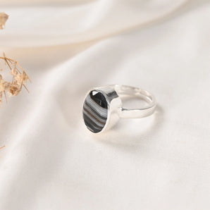 Sulemani Hakik ring Classic setting side view showing natural agate banding