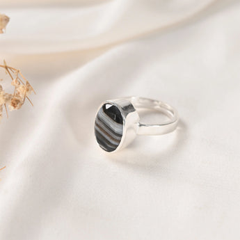 Sulemani Hakik ring Classic setting side view showing natural agate banding